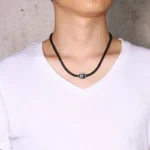 Collier noir avec symbole de paix et concentration