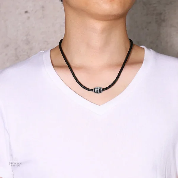 Collier noir avec symbole de paix et concentration