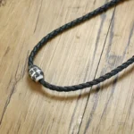 Accessoire bouddhiste : collier avec breloque mantra