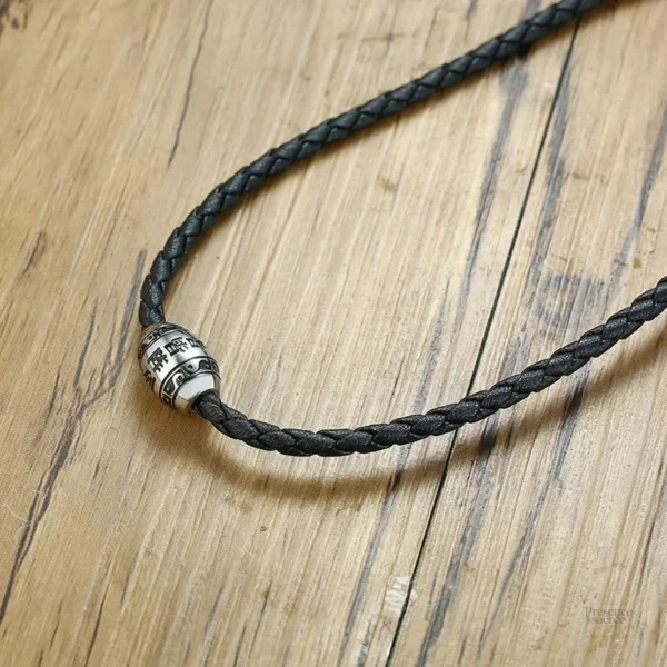 Accessoire bouddhiste : collier avec breloque mantra