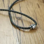Bijou spirituel : collier noir inspiré par la philosophie bouddhiste