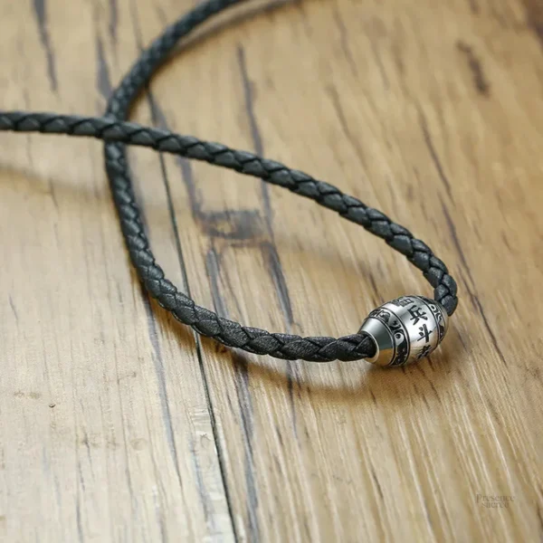 Bijou spirituel : collier noir inspiré par la philosophie bouddhiste