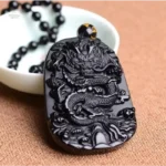 Collier dragon bouddhiste en pendentif unique et stylisé