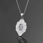 Accessoire en pierre de Lune, charme et beauté