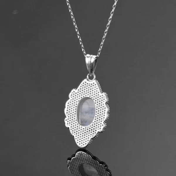 Accessoire en pierre de Lune, charme et beauté