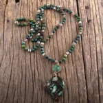 Bijoux en pierre naturelle, collier coeur bleu lumineux