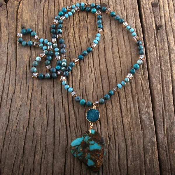 Accessoire tendance, collier en pierre bleu naturel