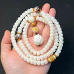 Bijou Mala en blanc, symbole de paix et sérénité