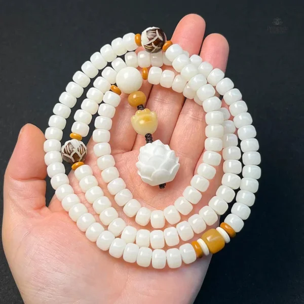 Bijou Mala en blanc, symbole de paix et sérénité