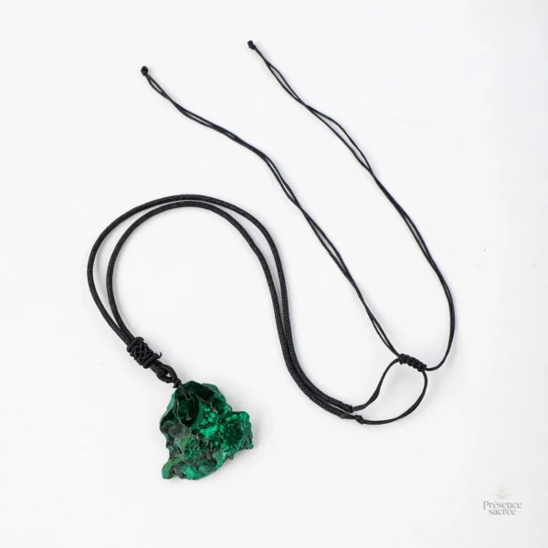 Collier bouddhiste ornée de malachite brute