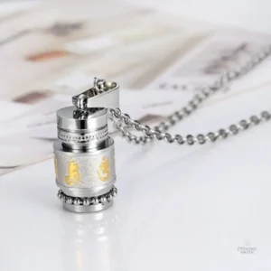 Collier en méditation, symbole de paix intérieure