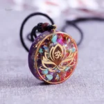 Pendentif en Orgonite représentant un lotus sacré