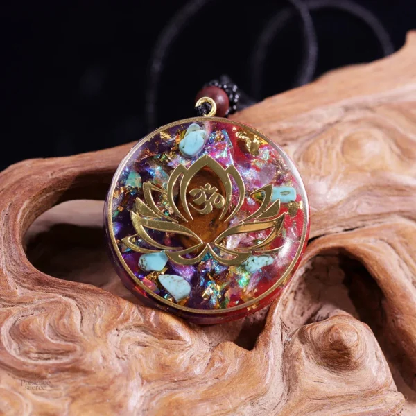 Collier zen Lotus en Orgonite, énergie positive