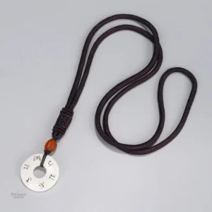 Pendentif en ivoire, symbole de sérénité tibétaine