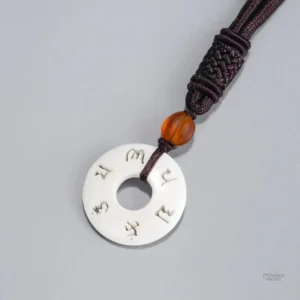 Collier bouddhiste avec pendentif en ivoire traditionnel