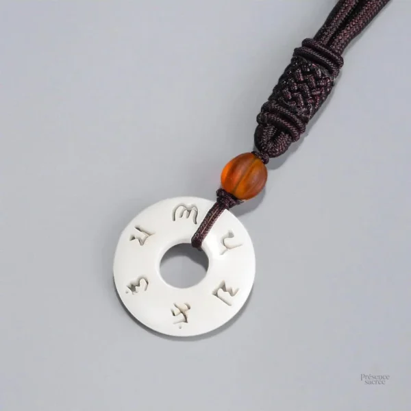 Collier bouddhiste avec pendentif en ivoire traditionnel