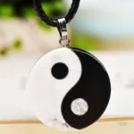 Pendentif Ying Yang symbolisant l'harmonie et l'équilibre