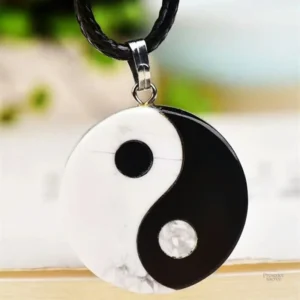 Pendentif Ying Yang symbolisant l'harmonie et l'équilibre