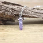 Élégant collier avec pendentif en pierre hexagonale