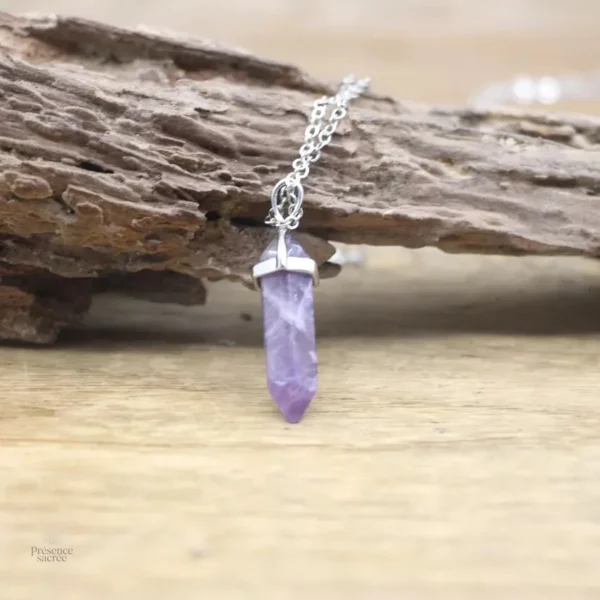 Élégant collier avec pendentif en pierre hexagonale
