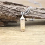 Accessoire moderne : collier pierre hexagonale