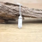 Collier de charme avec pierre hexagonale naturelle