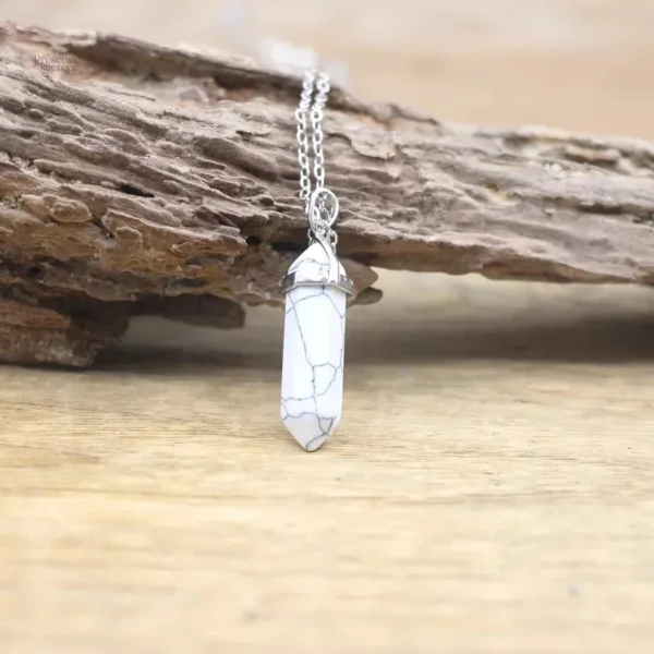 Collier de charme avec pierre hexagonale naturelle