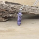 Collier stylé avec pierre hexagonale
