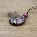 Collier demi-lune en pierre naturelle, design élégant et unique