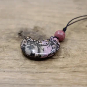 Collier demi-lune en pierre naturelle, design élégant et unique