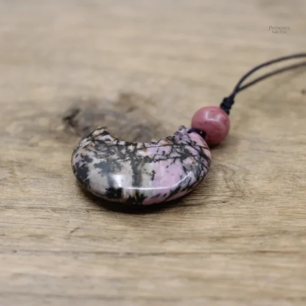 Collier demi-lune en pierre naturelle, design élégant et unique
