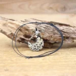 Collier demi-lune, pierres naturelles, idéale pour un look chic