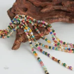 Collier élégant en pierres fines aux couleurs assorties