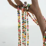 Accessoire en pierres multicolores pour un style unique