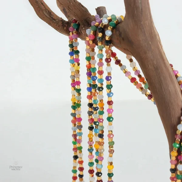 Accessoire en pierres multicolores pour un style unique
