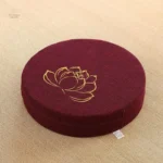 Coussin méditatif avec finition dorée