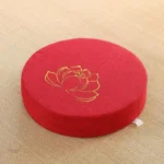 Coussin en tissu doré pour la méditation