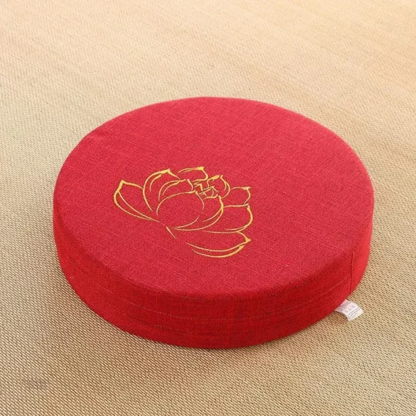 Coussin en tissu doré pour la méditation