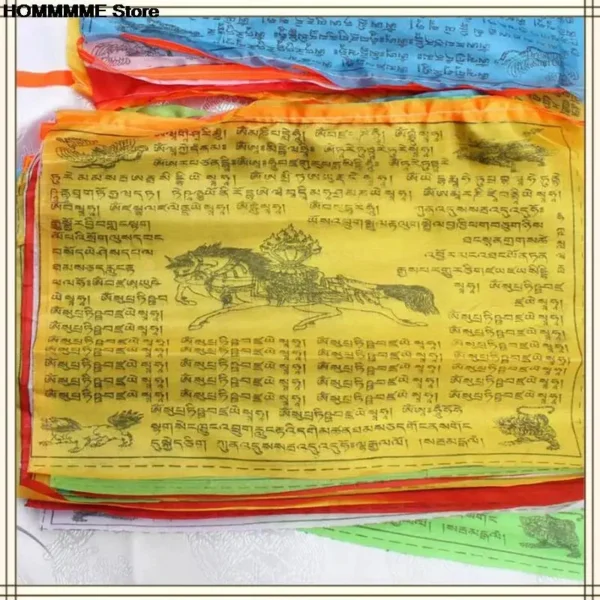 Ornements bouddhistes : drapeaux de prière typiques