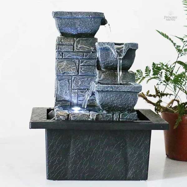 Décoration zen moderne avec fontaine créant une ambiance sereine