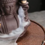 Fontaine à encens avec statue de Bouddha apaisante