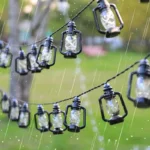 Guirlande décorative LED avec lanternes solaires en jardin