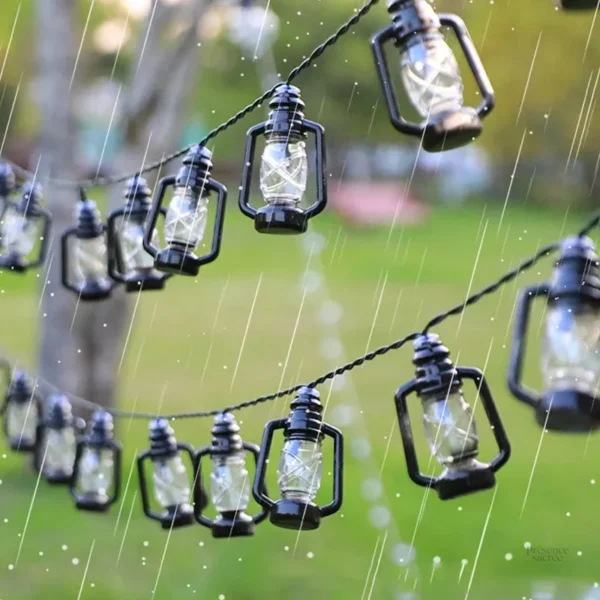 Guirlande décorative LED avec lanternes solaires en jardin