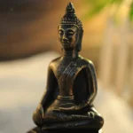 Porte-encens intégré dans un jardin zen de Bouddha
