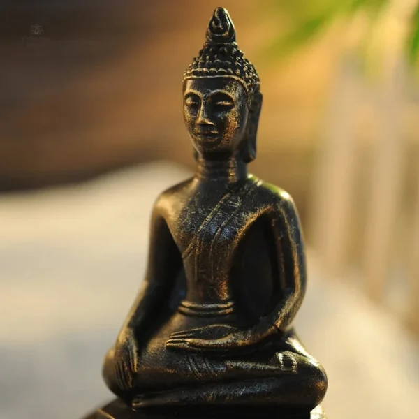 Porte-encens intégré dans un jardin zen de Bouddha