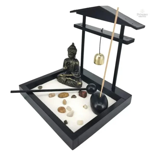 Décor zen japonais miniature avec gravier et éléments naturels