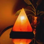 Éclairage naturel avec lampe pyramide en sel de l'Himalaya