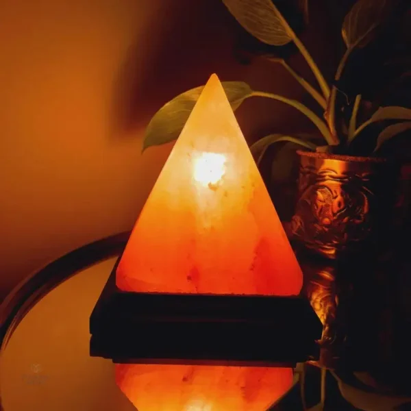 Éclairage naturel avec lampe pyramide en sel de l'Himalaya