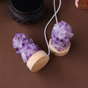 Ambiance relaxante grâce à la lampe grappe en améthyste