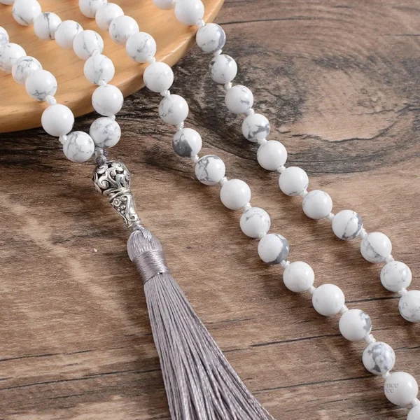 Bracelet mala tibétain avec perles de howlite blanches